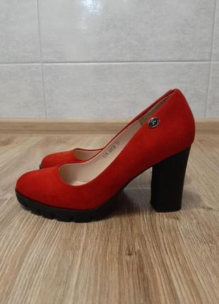 Червоні замшеві туфлі на каблуку