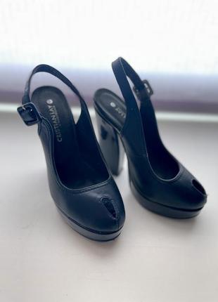 Туфлі з відкритою п’ятою, босоніжки.