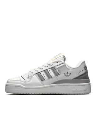 Жіночі шкіряні кросівки adidas forum low. колір білий з срібним та сірим.