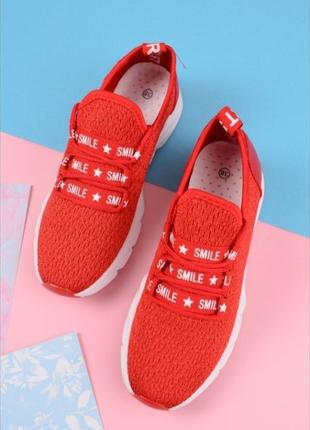 Червоні кросівки літні