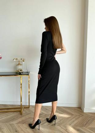 Черное платье по фигуре с открытым плечом футляр3 фото