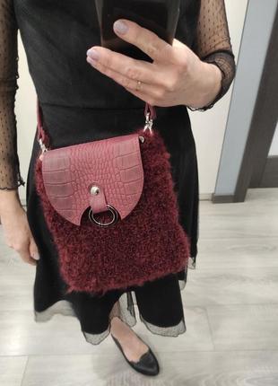 Пушистая сумка с деталями из натуральной кожи