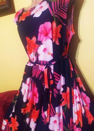 Неймовірне плаття міді в яскравий квітковий принт платье миди чорное цвети с поясом evans нове 20/482 фото