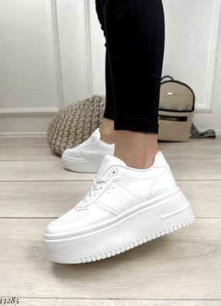 Модні жіночі білі кросівки на високій платформі 40-й розмір