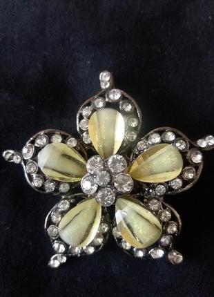 Брошка- квітка.