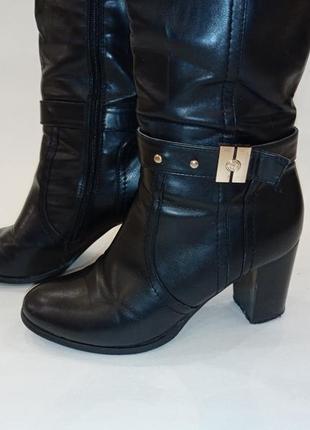 Высокие ботинки в черном цвете на устойчивом каблуке3 фото