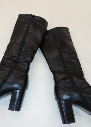 Высокие ботинки в черном цвете на устойчивом каблуке7 фото