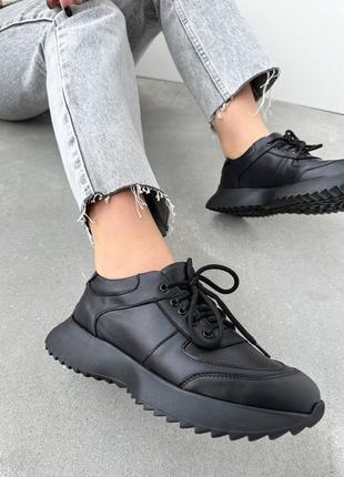 Кожаные кроссовки