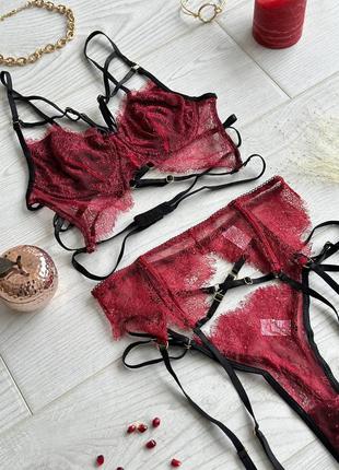 Комплект белья из кружева бралет, трусики и пояс с гартерами. обольстительное белье