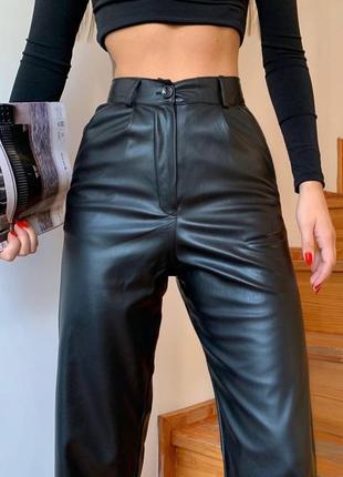 Брюки женские кожаные черные однотонные эко кожа на высокой посадке свободного кроя на пуговице качественные стильные3 фото