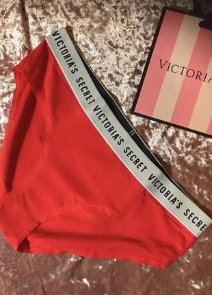 Трусики victoria's secret бавовняні червоні з написом ззаду. нові, оригінал, розмір m