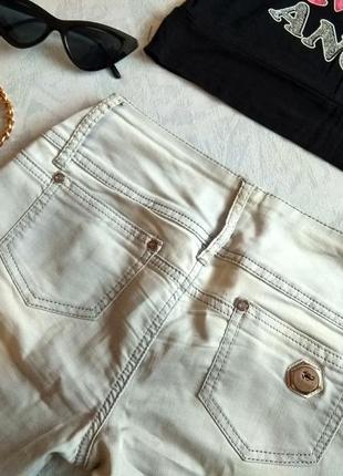 Светлые джинсы в комплекте с футболкой и джинсовой курткой2 фото