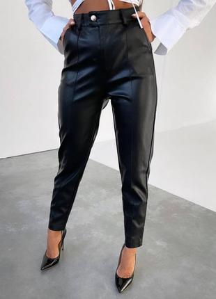 Брюки женские кожаные черные однотонные экокожа на высокой посадке с карманами на молнии качественные базовые