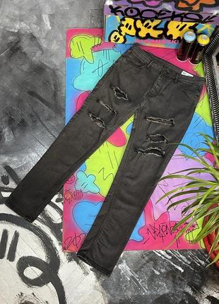 Зауженные стрейч джинсы с фабричным потертостями skinny