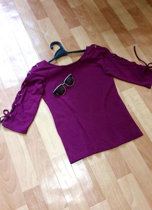 Красивенна блузочка зі шнурівкою на рукавчиках