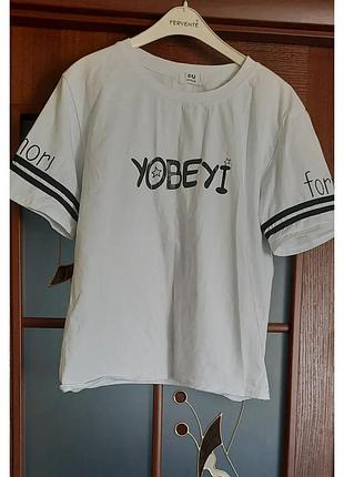 Біленька футболка