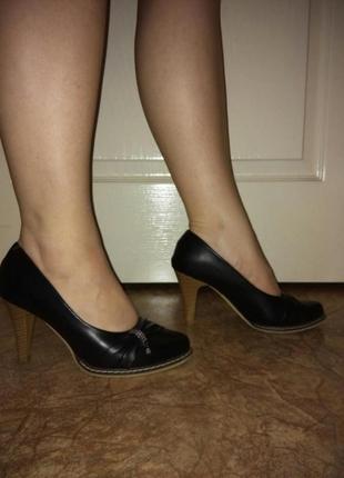 Туфли черные на среднем каблуке.2 фото