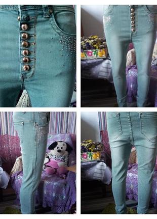 Суперские джинсы,серого цвета с камушками,легкая мотня1 фото