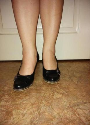 Туфли черные на среднем каблуке.5 фото