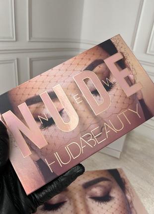 Палетка тіней huda beauty