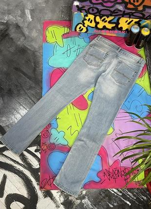 Зауженные стрейч джинсы с фабричным потертостями4 фото