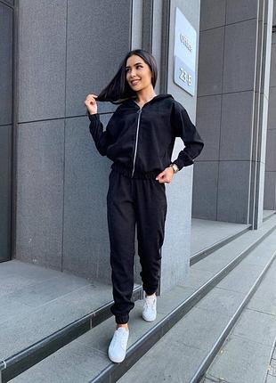 В наявності 
костюм
мод.601руд 
тканина: мікровельвет 
розміри: 42-44, 46-48
кольори: чорний, бежевий, олива, світло сірий