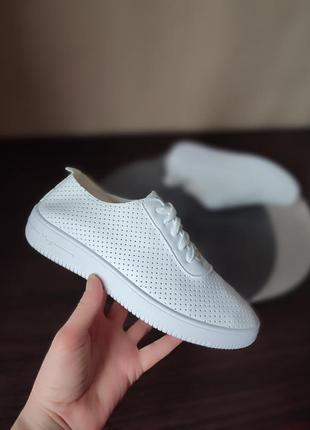 Белые кеды