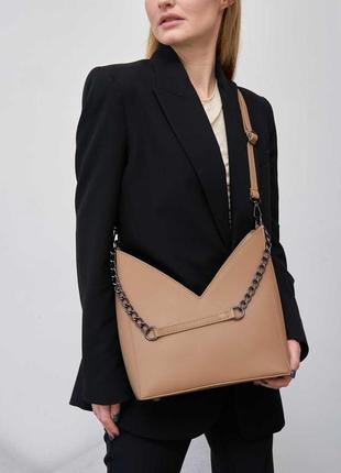 Жіноча молодіжна сумка чорного кольору на плече оригінальна модна чорна сумка на плечах6 фото
