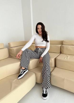 Широкие черно-белые штаны шахматы5 фото