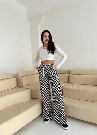 Широкие черно-белые штаны шахматы7 фото