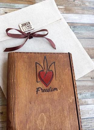 Блокнот з дерев`яною обкладинкою "червоне серце. freedom"5 фото