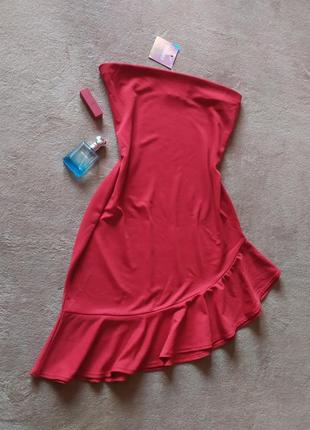 Эффектное ассиметричное качественное красное платье бандо с воланом
