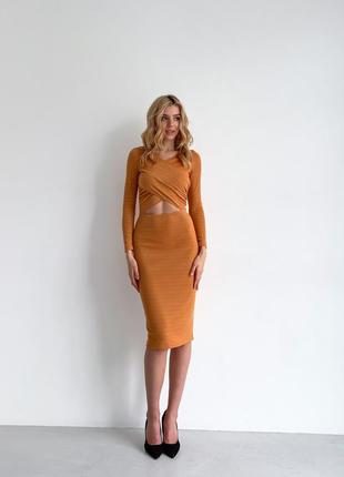 Платье трикотажное с люрексом и вырезом на животе оранжевое4 фото