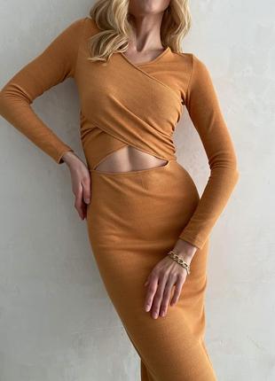 Платье трикотажное с люрексом и вырезом на животе оранжевое
