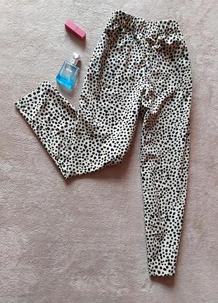 Качественные базовые стильные зауженные укороченные брюки на резинке высокая талия