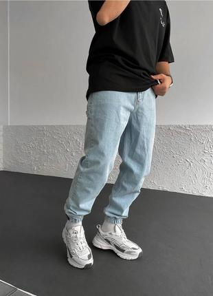 Мужские джинсы джоггеры голубого цвета2 фото