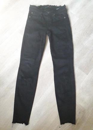 Классные чёрные зауженные штаны тянутся