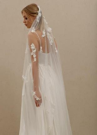 Фата весільна довга з об'ємним декором
