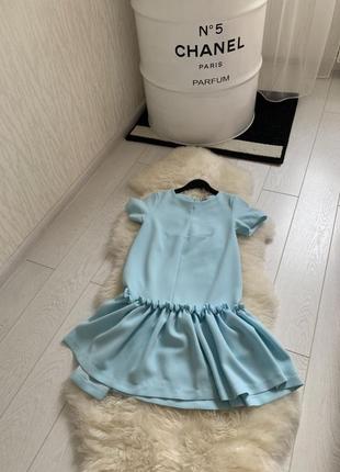 Голубое платье с рюшами