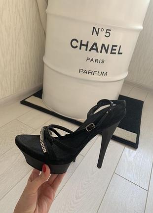 Чёрные босоножки