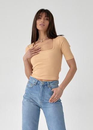 Укороченная женская футболка с квадратным вырезом