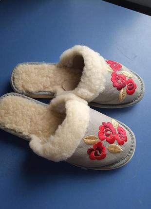 Шкіряні жіночі капці на овчині