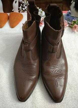 Чоботи шкіряні.