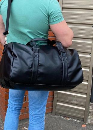Мужская дорожная спортивная сумка с отделением для обуви черная pu экокожа вместительная стильная черный цвет7 фото