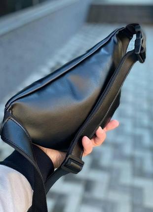 Мужская поясная сумка черная стильная нагрудная сумка для мужчины бананка экокожа 4 отделения6 фото