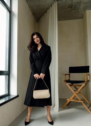 Лаконічна чорна сукня
