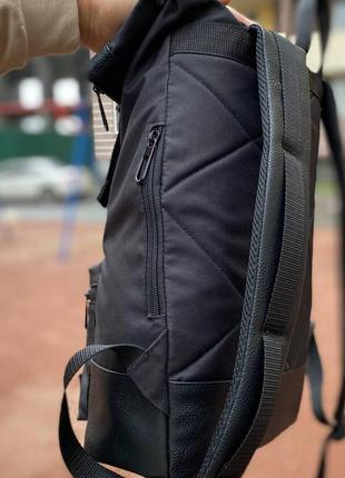 Чоловічий місткий рюкзак роллтоп, стильний міський туристичний чорного кольору7 фото