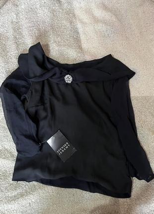 Черная блузка с брошью