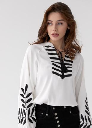 Белая женская вышитая рубашка блузка вышиванка с черной вышивкой