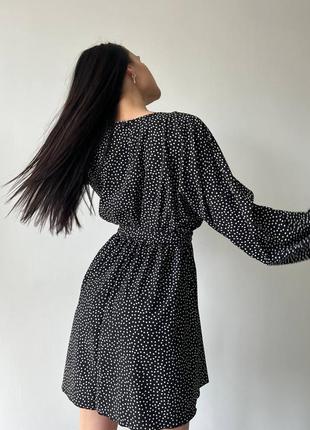 Женское короткое платье свободное с поясом нарядное черное в праздничное горошек4 фото